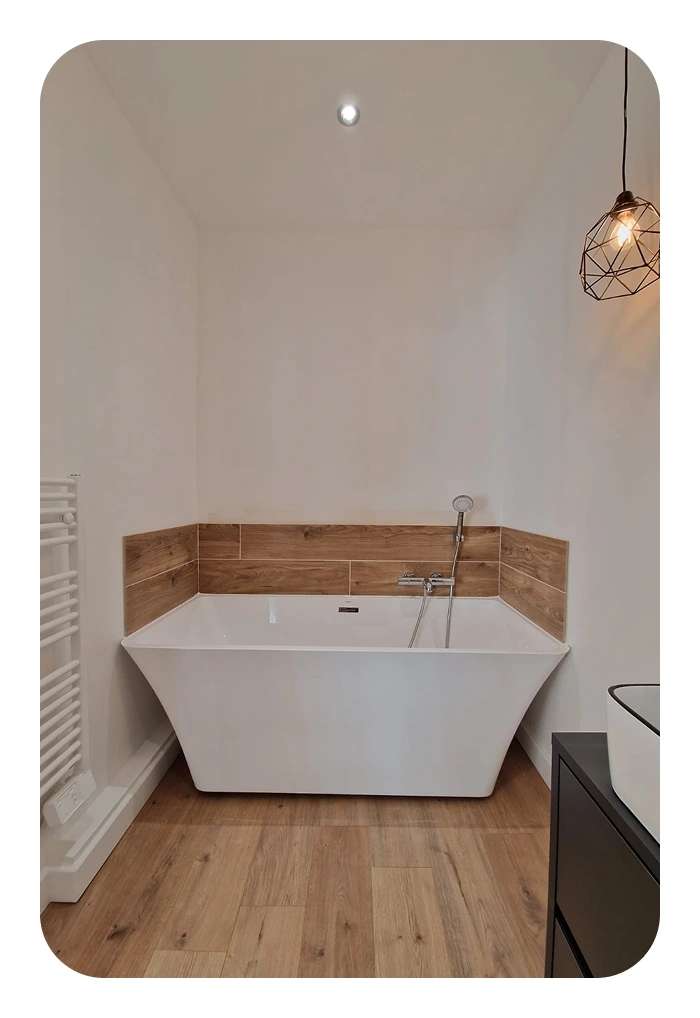 Photo de la création d'une salle de bain avec baignoire à Lyon 2 par Réverclim