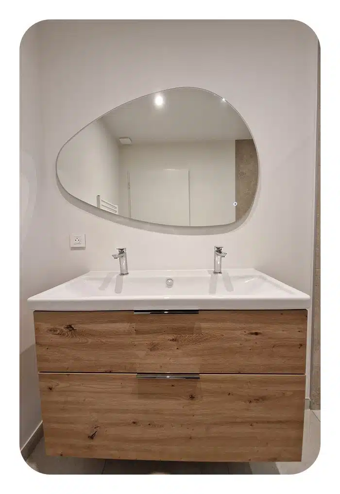 Photo de création d'une salle de bain avec meuble double vasque vasque à Lucenay par Réverclim