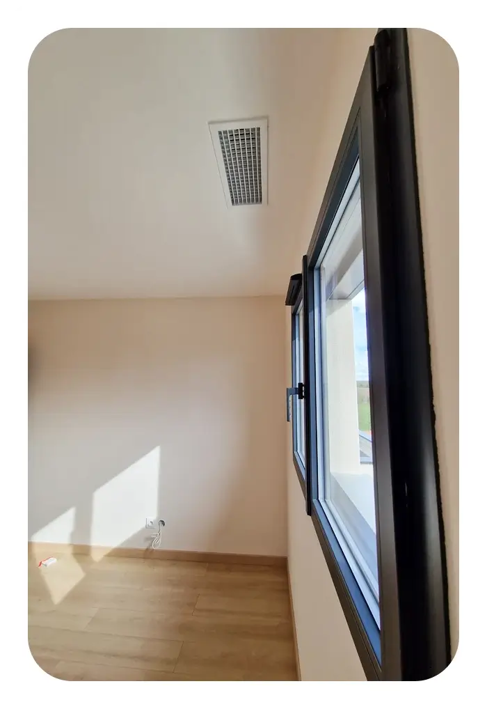 Photo de l'installation des bouches d'une climatisation gainable dans une maison à Saint Maurice de Gourdans