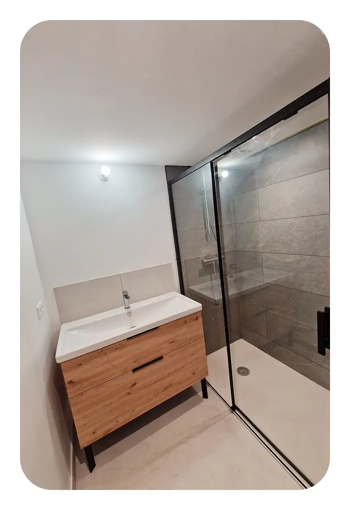 Création d’une salle de douche avec meuble vasque Geberit finition chêne clair à Villeurbanne