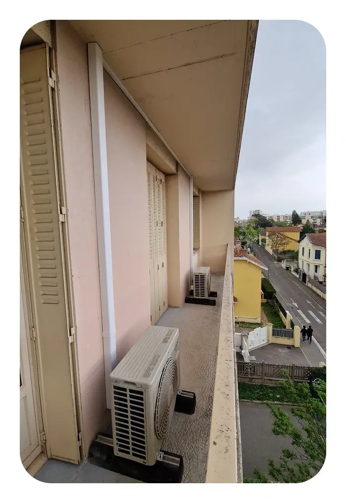 Installation de deux climatiseurs mono-split Hitachi Airhome 400 dans un logement à Décines