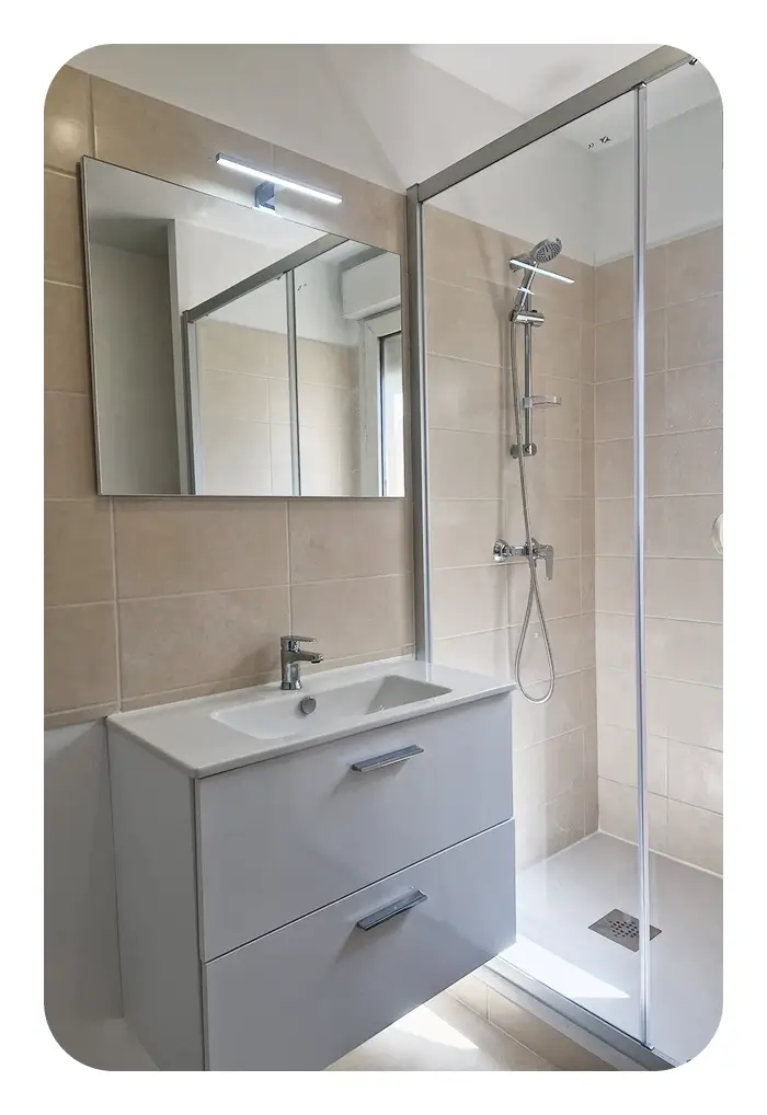 Meuble vasque Alterna avec robinetterie Grohe installé dans une salle de bain à Oullins