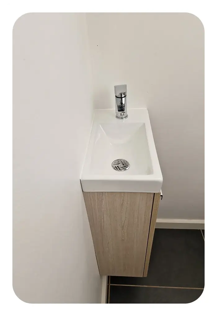 Meuble lave-mains Alterna installé dans des WC à Francheville avec réseau d’eau intégré