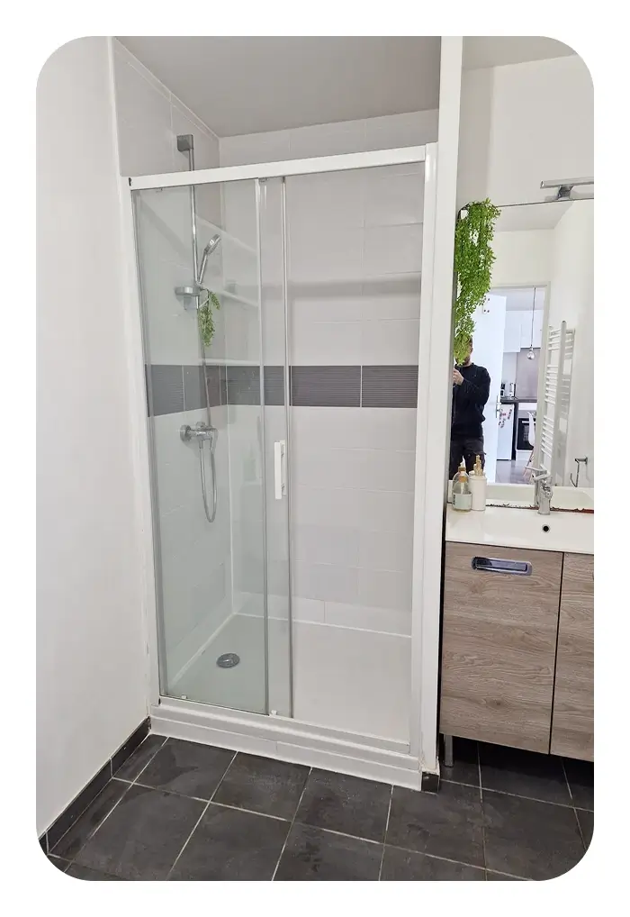 Receveur de douche Alterna remplacé à Villeurbanne après fuite, carrelage existant conservé