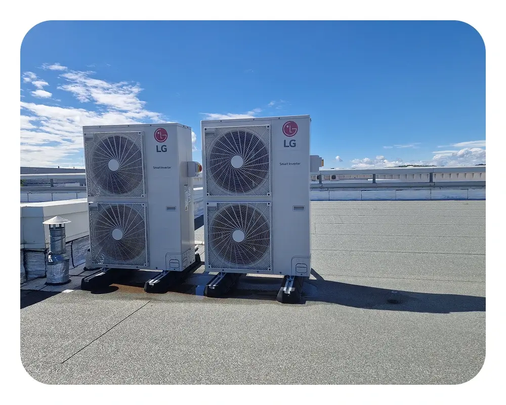 Groupes extérieurs de climatisation LG installés sur toiture d’un bâtiment tertiaire à Meyzieu