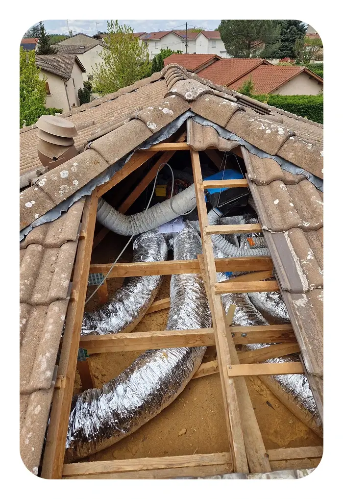 Installation des gaines de climatisation gainable dans les combles d’une maison à Saint Alban de Roche