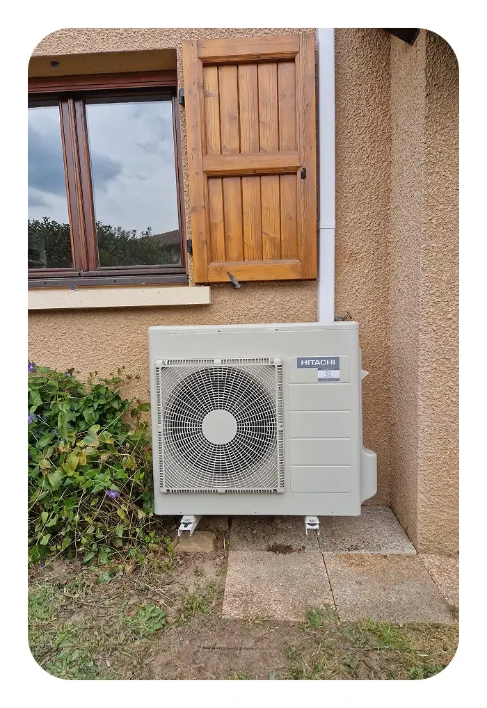 Pompe à chaleur air-air Hitachi 8 kW installée à l’extérieur d’un logement à Saint Alban de Roche