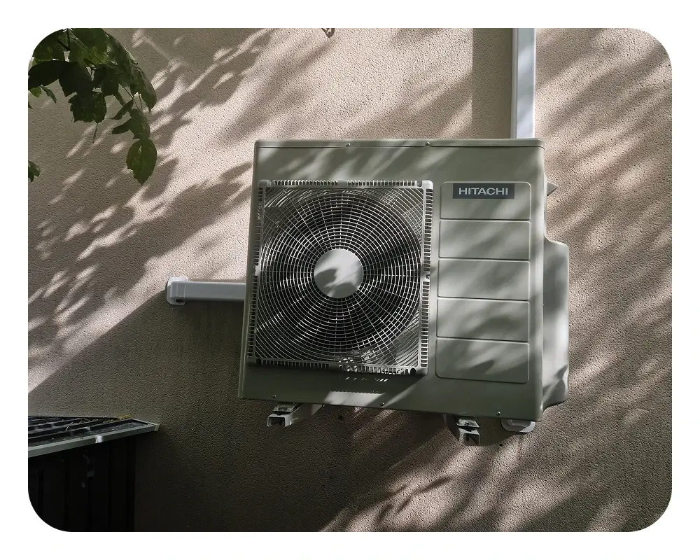 Groupe extérieur de la climatisation Hitachi Airhome 400 installé à Meyzieu