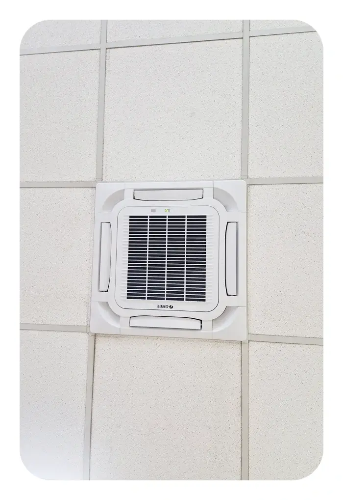 pose de cassette encastrée dans un plafond de garage à Vénissieux