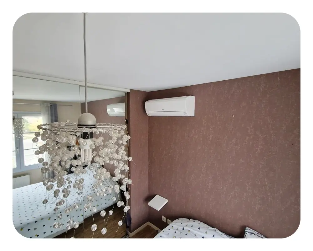 Unité intérieure Hitachi Air Home 400 installée dans une chambre à Meyzieu