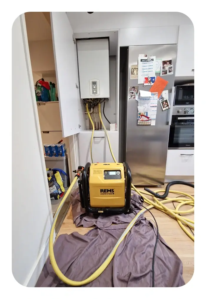 appareil de diagnostic branché à une chaudière à condensation à Meyzieu