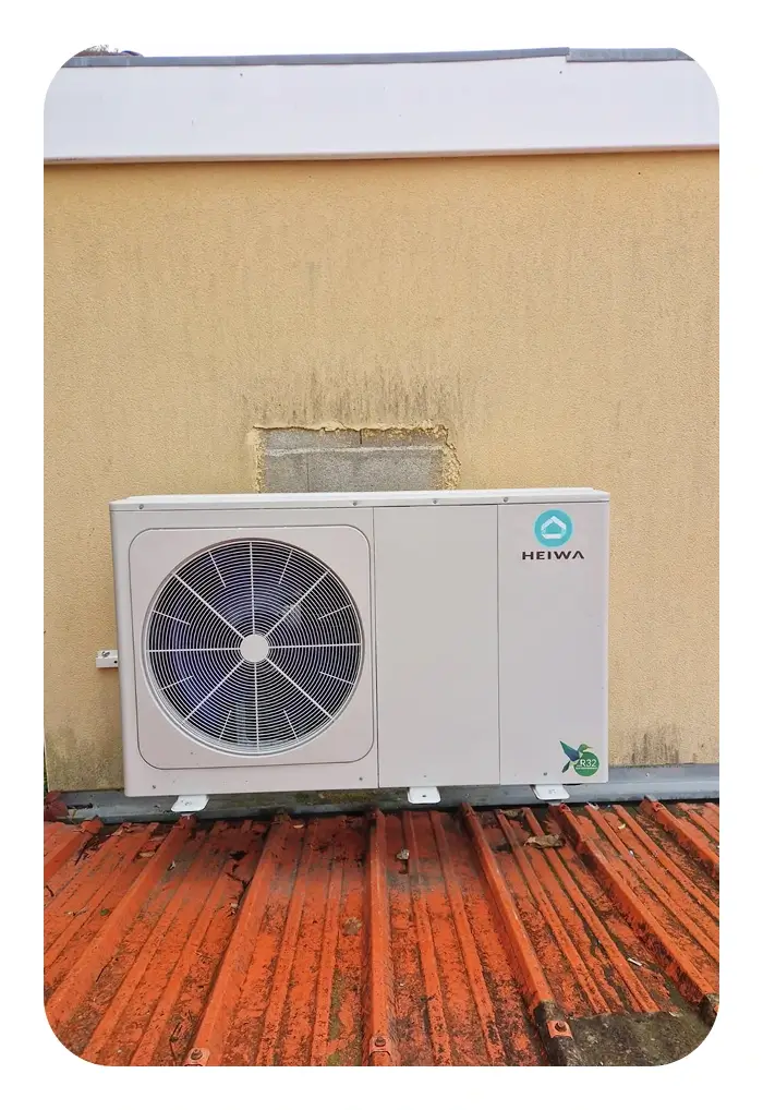 unité extérieure de pompe à chaleur Heiwa installée sur une maison à Décines-Charpieu