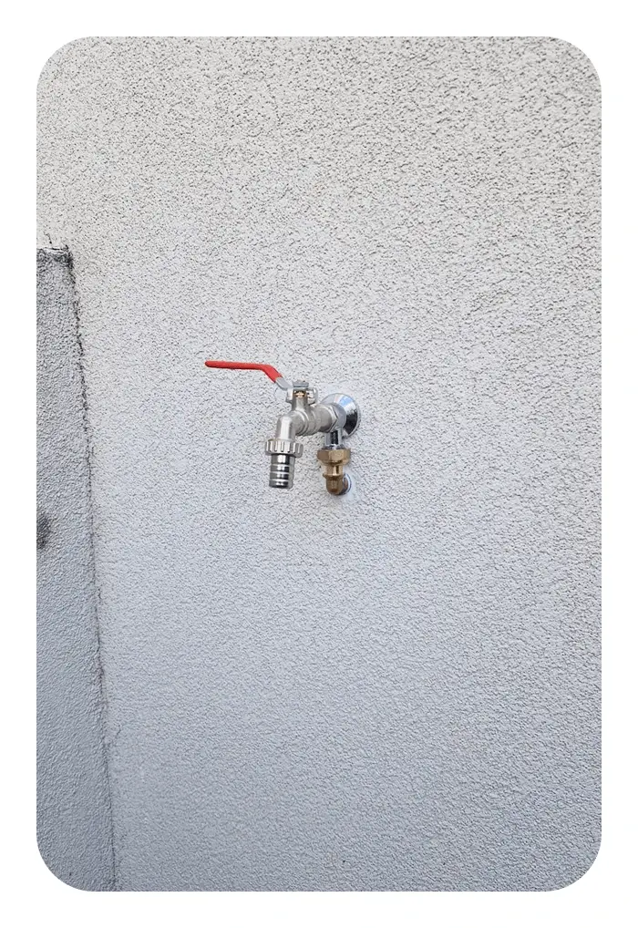 installation d’un robinet de puisage extérieur dans un jardin à Lyon 8