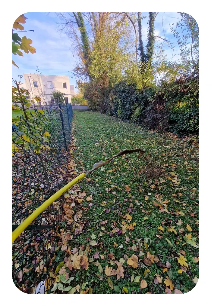 tuyau de désembouage traversant le jardin lors de l’intervention à Décines