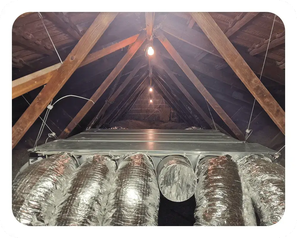 gaines dans les combles lors d’une installation de PAC Heiwa gainable à Rillieux-la-Pape en décembre 2025