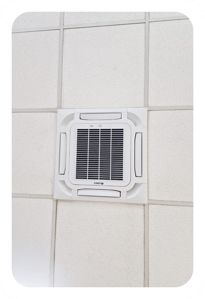 installation climatisation Gree mono split dans local professionnel de menuiserie à Meyzieu en juillet 2025