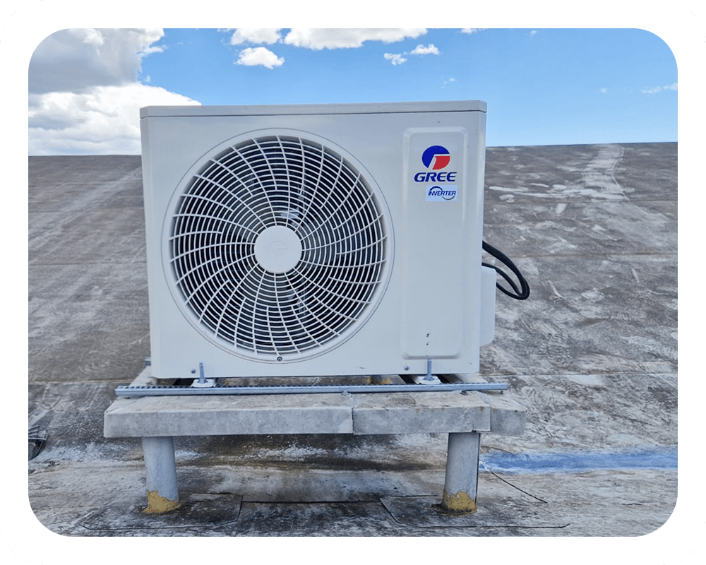 installation climatisation Gree mono split dans local professionnel de menuiserie à Meyzieu en juillet 2025