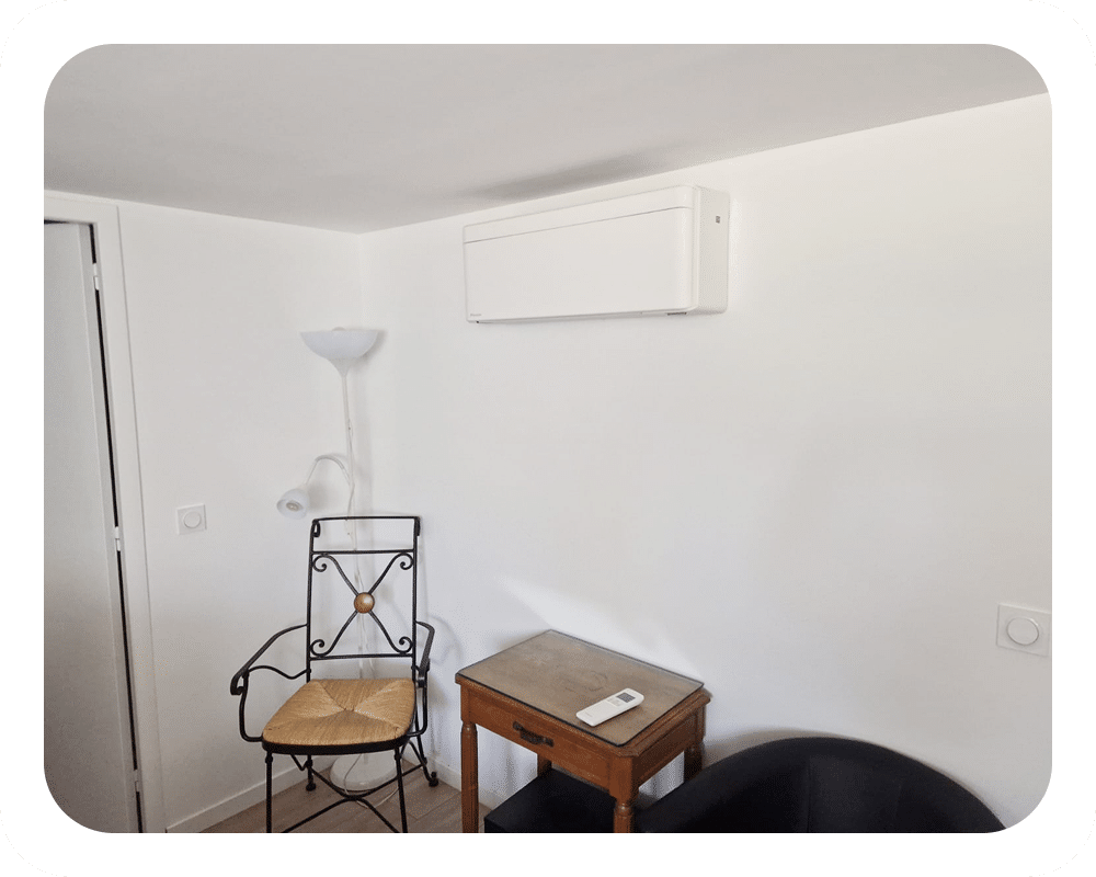 Installation multi split DAIKIN unité murale dans salon maison à Genas - 03-2026