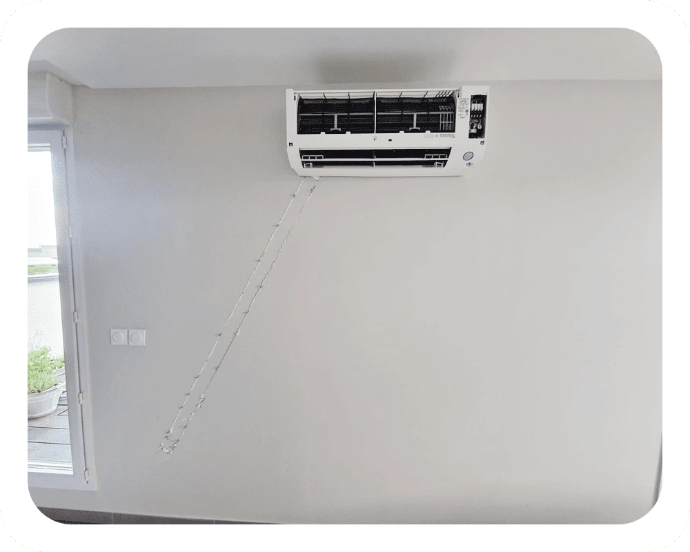 intégration des liaisons climatisation DAIKIN dans le mur sans goulotte à Meyzieu en juin 2025