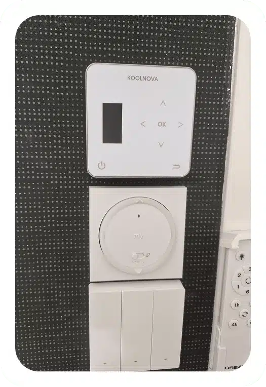 boîtier de commande Koolnova d'une climatisation gainable installée à Genas en juin 2026