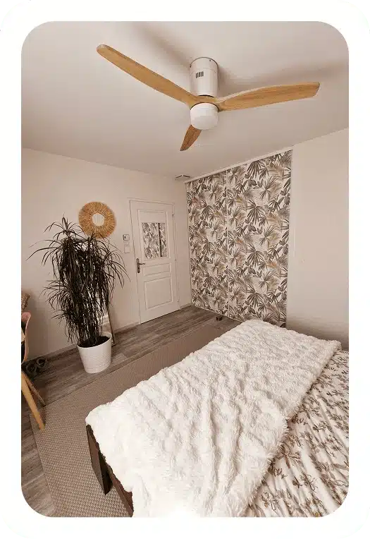 bouche de soufflage au plafond d'une climatisation gainable dans une chambre à Genas en juin 2026