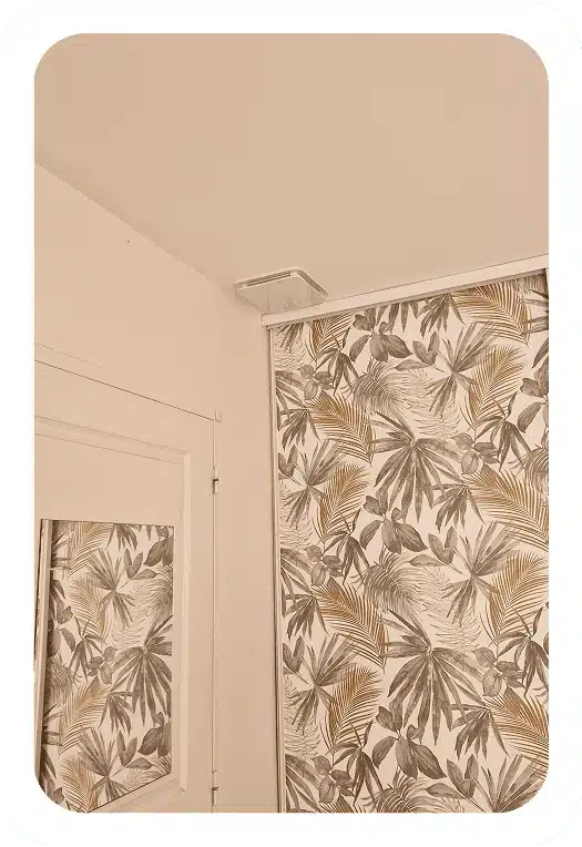 bouche de soufflage au plafond dans une chambre d'une climatisation gainable dans une chambre à Genas en juin 2026