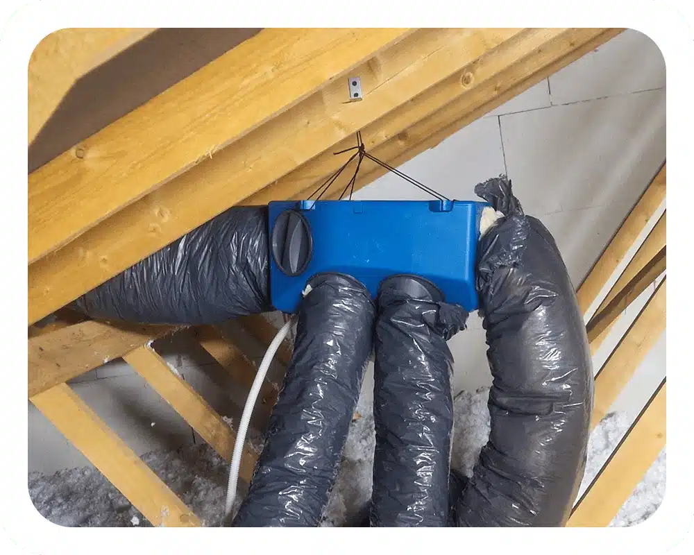 VMC simple flux hygroréglable Aldes EasyHOME installée dans les combles d'une maison à Genas en juillet 2026