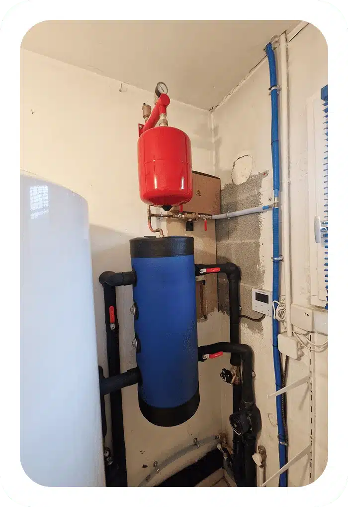 installation intérieure d'une pompe à chaleur air-eau Heiwa en remplacement d'une chaudière gaz à Rillieux-la-Pape en juillet 2026