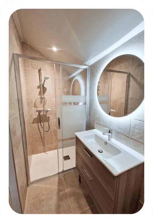 douche à l’italienne et meuble simple vasque après rénovation d’une salle d’eau à Bron