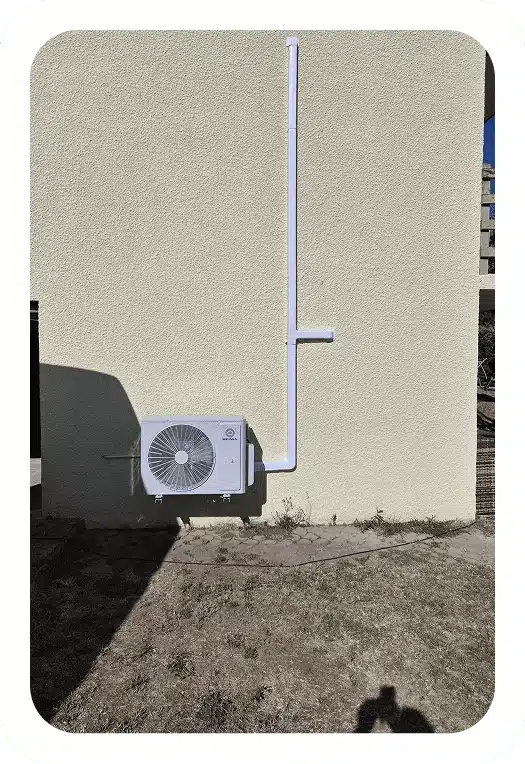 groupe extérieur Heiwa Zen+ d’une climatisation bi split installée dans une maison à Dagneux