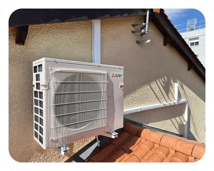 groupe extérieur Mitsubishi d’une pompe à chaleur air air installé en façade à Miribel - installateur PAC Miribel