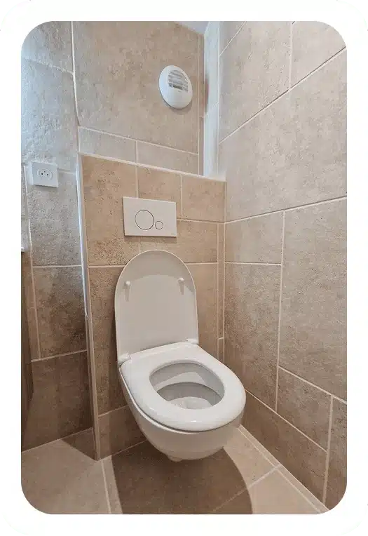 WC suspendu installé lors d’une rénovation de salle d’eau à Bron